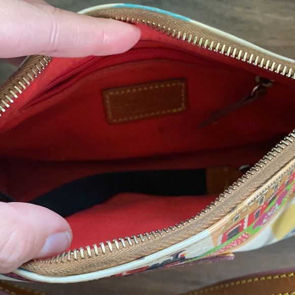 Dooney and bourke Disney land resort retro strap mini barrel - Picture 5 of 10